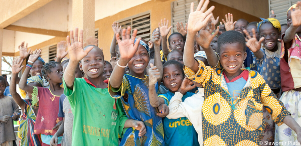 Salutations des lèves devant l'école